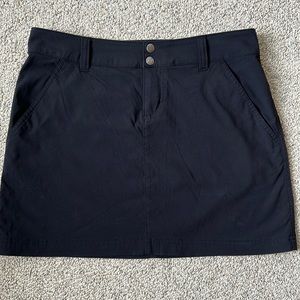Columbia Size 8 Omni-shield skirt w/ mesh pockets.  Great for over bathing suit.